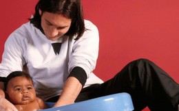 19 năm trước, Messi từng tắm cho cậu bé 5 tháng tuổi này: Giờ cả hai có thể đối đầu ở chung kết World Cup 2026