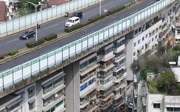 Kỳ lạ đô thị Trung Quốc: Đường cao tốc chạy rầm rộ ngay trên mái hàng chục tòa nhà chung cư