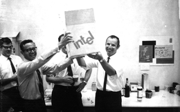 Năm 1985, hai lãnh đạo Intel tự hỏi nếu bị sa thải thì người thay họ sẽ làm gì