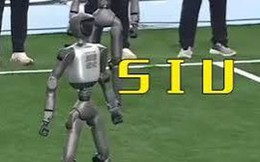 Bật cao xoay người ăn mừng Siuuu chuẩn đét CR7, robot gây sốt tại đại hội thể thao
