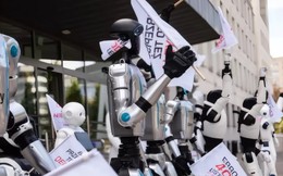 Cảnh tượng khó tin tại Ba Lan: Robot xuống đường “biểu tình”, đòi bảo vệ việc làm cho con người trước AI