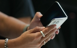 iPhone Duo không có khe lắp SIM: Làm thế nào để giữ được số điện thoại cũ?