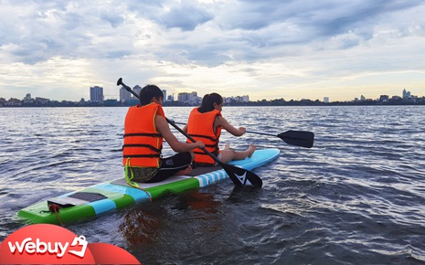 Trải nghiệm chèo thuyền SUP - "nhún nhảy" mặt nước Hồ Tây giữa ngày Hà Nội 39 độ