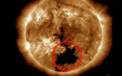 Chỉ trong 1 tuần, 2 'lỗ hổng' rộng gấp hàng chục lần Trái Đất đồng loạt xuất hiện trên Mặt Trời