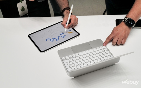 Trên tay bộ đôi phụ kiện 'quyền lực' của iPad Pro OLED 2024: Apple Pencil Pro và Magic Keyboard