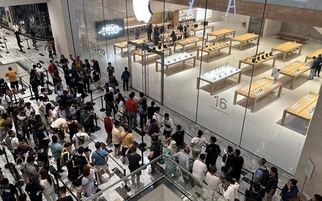 Nhóm người Việt xếp hàng đầu tiên tại Apple Store Malaysia để mua iPhone 16