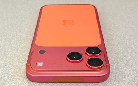 Kỳ lạ chiếc iPhone 17 Pro Max Cam Vũ Trụ bỗng đổi sang màu hồng đỏ
