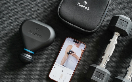 Dùng thử Theragun Mini Plus: Thiết bị massage nhỏ gọn nhưng đầy đủ tính năng, làm nóng cơ bắp, phù hợp cả dân thể thao lẫn văn phòng
