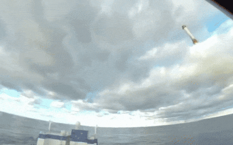 Tiếp sau SpaceX, công ty tên lửa của tỷ phú Jeff Bezos trở thành hãng thứ hai trên thế giới làm được việc này