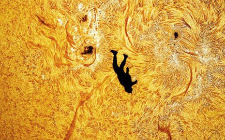 Bức ảnh "Người rơi trên Mặt trời" đang gây sốt khắp cõi mạng được chụp như thế nào?