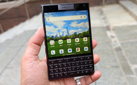 Nếu muốn dùng BlackBerry Passport chạy Android thì đây là chiếc máy hoàn hảo, ở Việt Nam giá cao lại khó mua