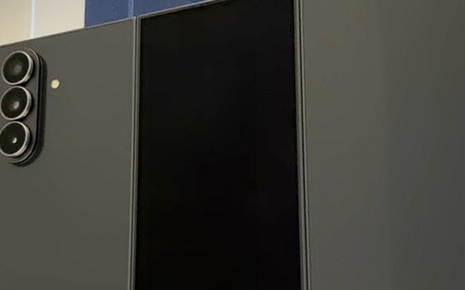 Cận cảnh Galaxy Z TriFold - Điện thoại gập ba đầu tiên của Samsung