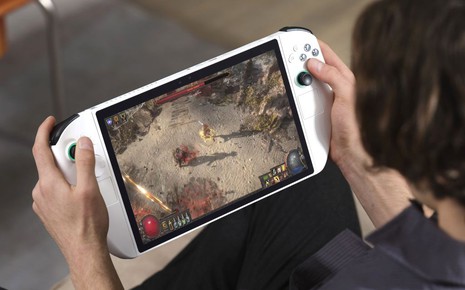 Máy chơi game giá 50 triệu kết hợp cả Nintendo Switch 2, Steam Deck và màn hình 3D, chơi được Cyberpunk 2077 tốc độ 90fps