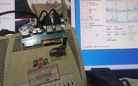 Độc lạ: Người dùng độ PC vào vỏ modem FPT, chơi được cả LMHT