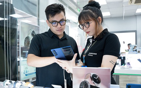 Điện thoại gập không còn là "đồ chơi nhà giàu": Galaxy Z Fold7 và Flip7 khiến người Việt chịu chi hơn bao giờ hết, xếp hàng từ tận 7 giờ sáng để mua máy mới