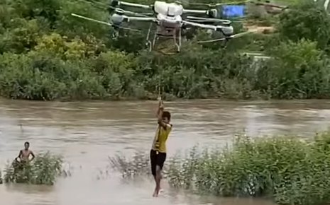Anh nông dân Gia Lai nhanh trí dùng drone cứu hai em nhỏ kẹt giữa dòng nước xiết