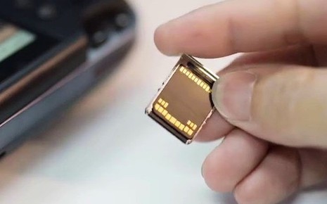 Trung Quốc chuẩn bị mở bán SSD nhỏ như thẻ SIM, tháo lắp cũng dùng que chọc SIM luôn mới lạ!