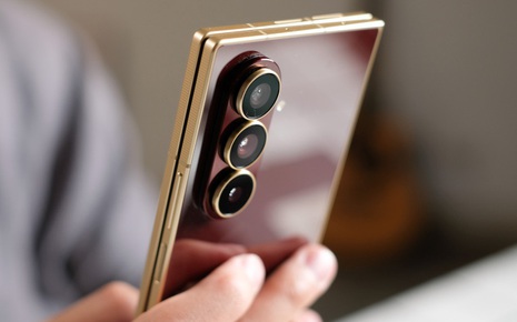 Trên tay Samsung W26: Trông giống hệt Galaxy Z Fold7, chiếc máy này có gì đặc biệt mà tận gần 70 triệu đồng?