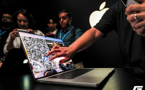 Đây là MacBook Pro cảm ứng: Màn OLED đen sâu, Dynamic Island lên Mac kích thước siêu nhỏ