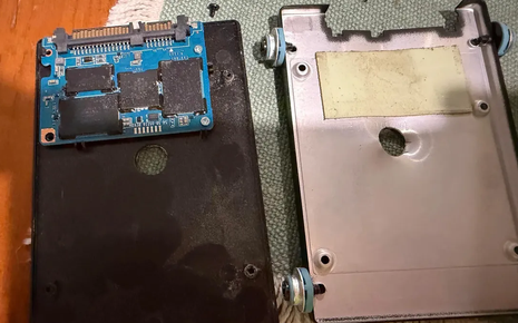 Ổ SSD "thoát chết" sau khi bị khoan, giữ nguyên vẹn dữ liệu trước khi được bán ra ngoài