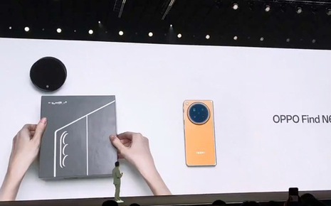 Bất ngờ chưa: OPPO mời cả thế giới đến xem sự kiện ra mắt Find N6 nhưng lại mang Galaxy Z Fold7 ra... bóc seal