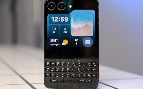 Sinh viên Việt “độ” Galaxy Z Flip5 thành BlackBerry Porsche Design: Bàn phím QWERTY vật lý, vỏ tự in 3D, có hẳn... hai cổng sạc USB-C