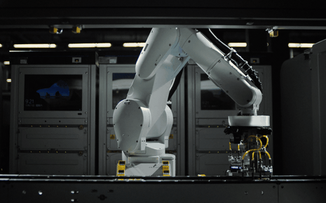 Nhà máy điện thoại 85% robot của HONOR: 28,5 giây “ra lò” một chiếc smartphone, nhưng vì sao HONOR không để robot làm bước cuối cùng?