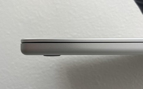 Cẩn thận khi MacBook bị móp ở sân bay