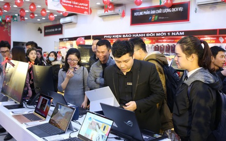 Định mua máy tính hay điện thoại dịp cuối năm, người Việt chuẩn bị trả thêm tới 17% vì một cuộc chiến mà chính mình không tham gia