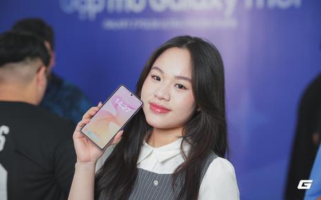 Người trẻ nói gì về điện thoại gập mới của Samsung?