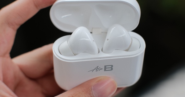 AirB’s “rope” hinge is used millions of times without damage, there is no such thing as a monolithic and minimalist charging case.