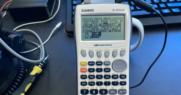 Ngoài giải toán, máy tính Casio còn có thể lưu cả một website, chạy ứng dụng chat và vận hành modem