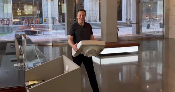 Tỉ phú Elon Musk xách... bồn rửa đến thăm văn phòng Twitter
