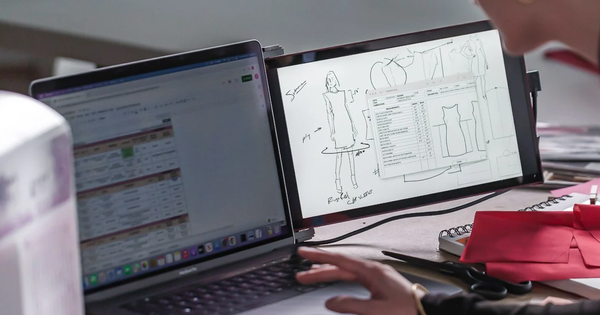 Double your laptop workspace with the Duex Max portabel portable display