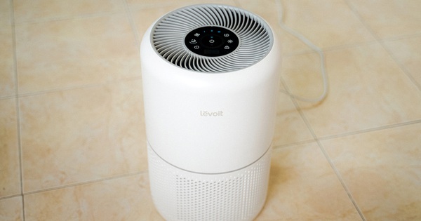 Small but can use big room, strong fan, fast suction, voice control in Vietnamese