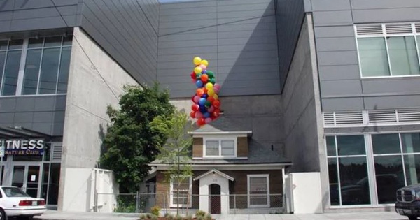 Refusing a request to buy $ 1 million, the old woman forced the shopping center to build a “curvy” around her house.