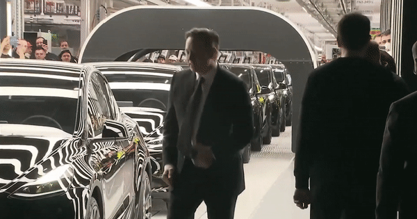 Elon Musk dances again at the inauguration of the super factory in Germany