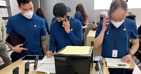 The server crashed, Apple Store employees were forced to switch to pen and paper