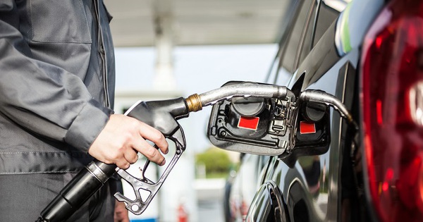 4 young people “hacked” the gas station to fill up the gas station to relieve their wallet pain, confidently chanting a full tank but only spending a few thousand dong