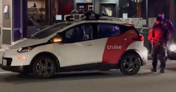 Self-driving taxi confuses US police because of traffic violation with no one inside