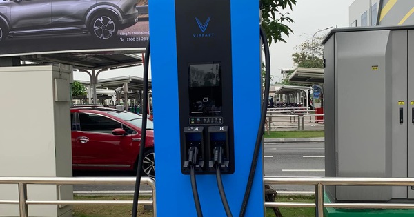 VinFast’s super-fast electric vehicle charging station appeared in Vietnam, with the same capacity as Tesla’s Supercharger