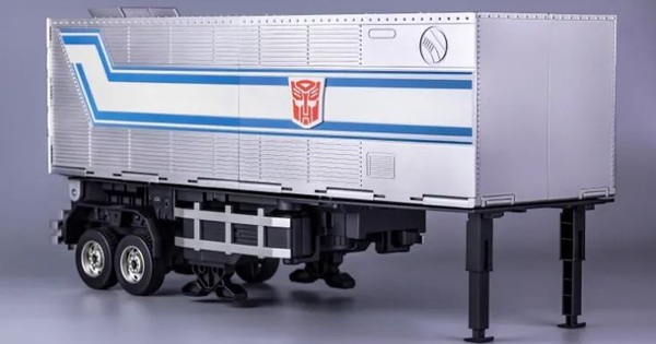 The Optimus Prime toy robot has been upgraded with a very good trailer, which can automatically transform through a few simple commands.