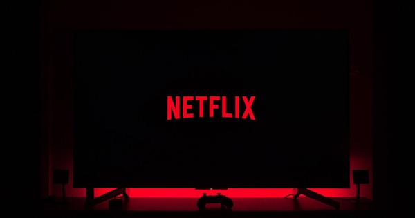 Reducing the number of subscribers for the first time in 10 years causes the stock to drop by 25%, Netflix considers making users watch ads