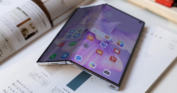 Actual photo of Huawei Mate XS 2 with new design, outdated hardware, high price