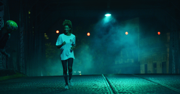 Quảng cáo có cảnh phụ nữ chạy một mình lúc 2 giờ sáng, Samsung bị chỉ trích là 'ngây thơ'