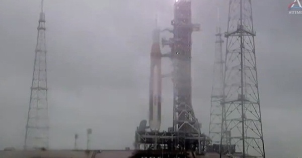 Preparing to launch to the Moon, the NASA rocket was suddenly hit by 4 lightning bolts in a row