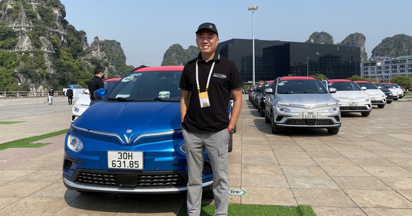 Super car player Tyler Ngo confirmed to order 10 VinFast VF 8 and VF 9, flew from the US to the factory in Hai Phong to test drive the car.