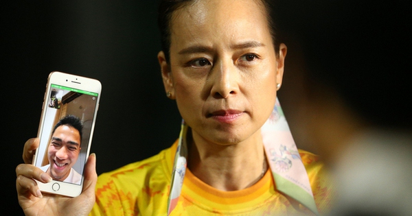 Không tiếc chi núi tiền tặng iPhone 13, đồng hồ Rolex cho các cầu thủ Thái Lan, nữ tỷ phú Madam Pang gây bất ngờ khi sử dụng chiếc điện thoại đời cũ