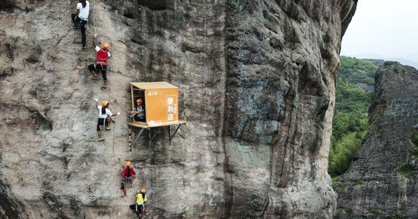 Convenience store ‘world’s most inconvenient’ has an area of ​​​​only one person, to buy goods must climb to a height of 120m