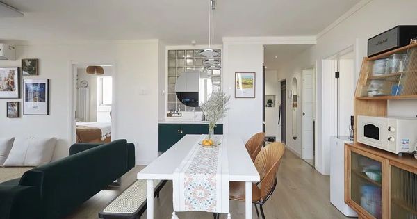 The old apartment renovated by a young couple is surprisingly convenient, taking advantage of every square meter from the entrance